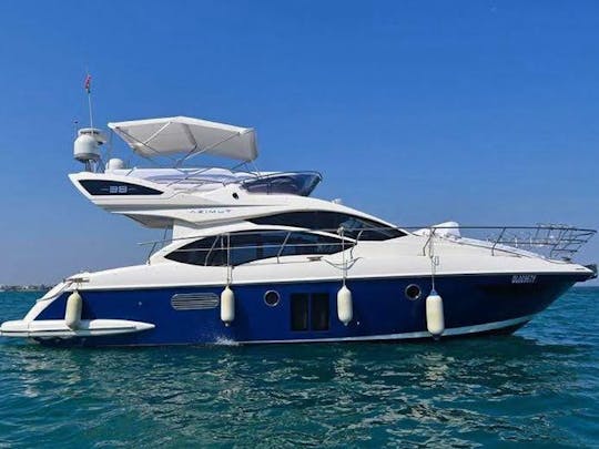 Explore a bordo de nuestros dos yates a motor Azimut privados de 38 pies  