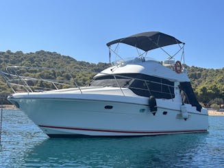 Explore the Saronic with style onboard the Jeanneau Prestige 32 Fly