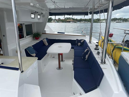 Lagoon 44’ with Open Bar and Full lunch. 