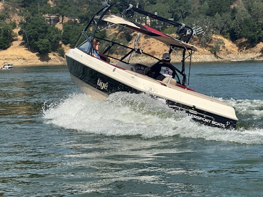 Faites le plein de carburant et vous attendez dans l'eau au lac Nacimiento ! (Tige, bateau de wakeboard)