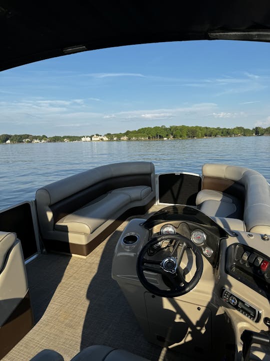 Barco Tritoon de lujo para fiestas en el lago Norman