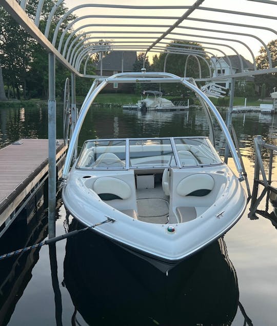 Lancha rápida con portaequipajes en el muelle privado de Port Richey