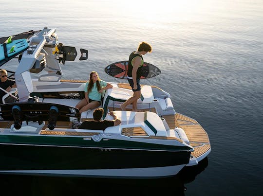 Practica wakesurf en Toronto en un barco de vela de élite (incluye conductor/instructor)