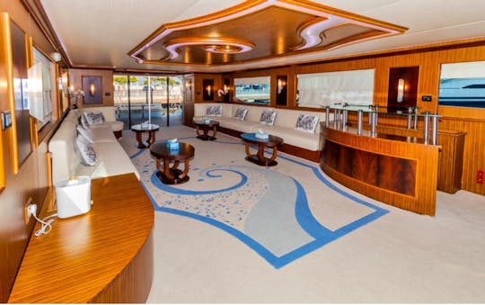 Explorez la magnifique côte de Dubaï à bord de notre méga yacht de 120 pieds