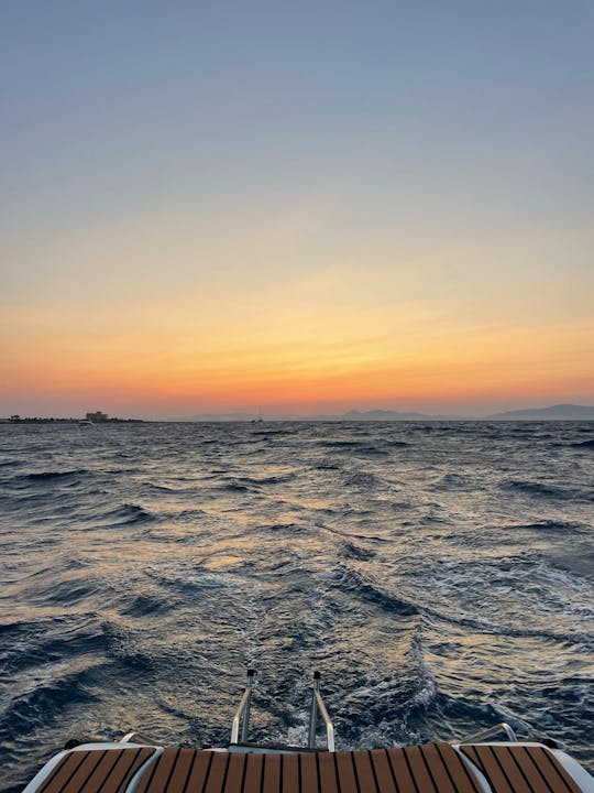 Cruzeiro noturno de catamarã privado com pôr do sol e bebidas