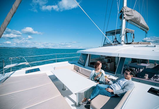 Fique em um catamarã à vela de 40 pés. Belo pôr do sol e nascer do sol em uma atmosfera luxuosa.