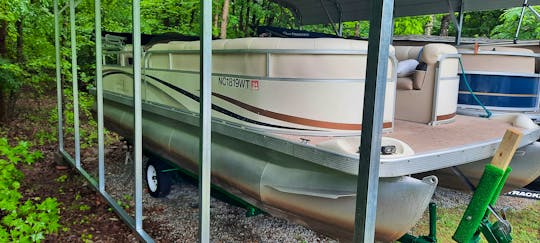 Bennington Pontoon Party Boat 22ft available at Falls Lake 