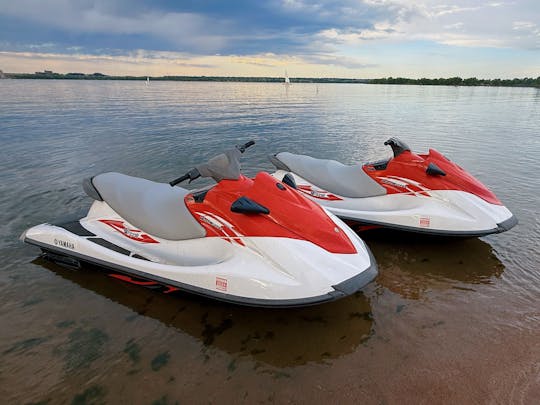 ¡Par de Yamaha V1 Sport WaveRunners, con chalecos salvavidas y remolque incluidos!