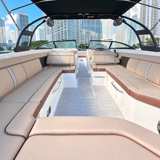 LO MEJOR DE MIAMI: BARCO DE FIESTA SEARAY SDX DE 29 PIES CON 1 HORA GRATIS.