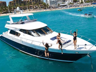 Cabo Yacht: comida mexicana, barra libre de primera calidad y aventuras en el océano