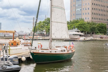 Velero clásico Hinckley Pilot 35 en el corazón de Nueva York.