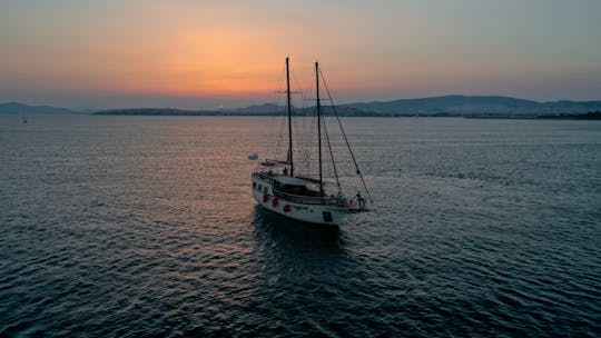 Barco diurno para 49 convidados com tripulação permanente de Atenas