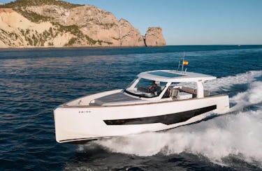 El Ibiza Yacht 53 viene con «equipo de snorkel, tabla de remo»