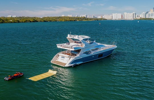 Alquiler de yate a motor Azimut de 70 pies en Aventura | Con capacidad para hasta 13 personas