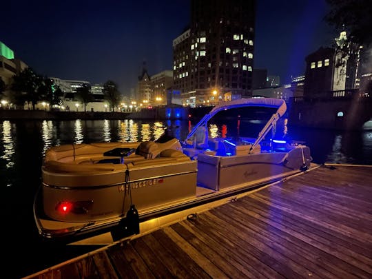 25' Avalon Luxury Pontoon Rental in Milwaukee