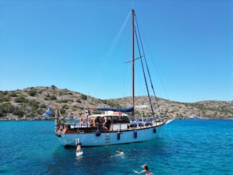 Navegando com o barco a motor tradicional Sara de Agios Nikolaos em Creta