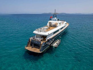 Capitaneado pela MIU, o Power Mega Yacht de 157 pés em Antalya - leva até 40 passageiros