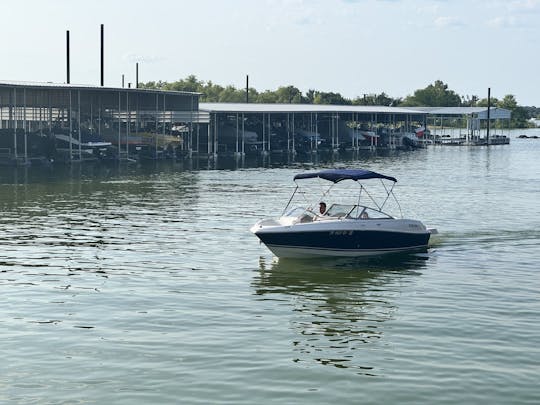 Alugue nossos 18' Four Winns para se divertir no lago!