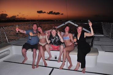 Cruzeiro de catamarã ao pôr do sol em Punta Cana com churrasco, champanhe e música 