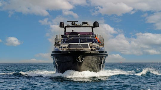 BLACK LUXURY JACUZZI YACHT IN DUBAI