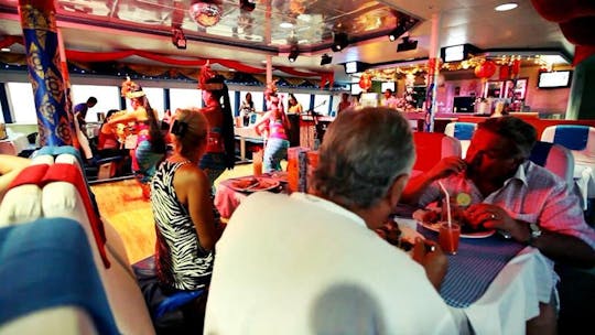 Cena en crucero al atardecer en Bali