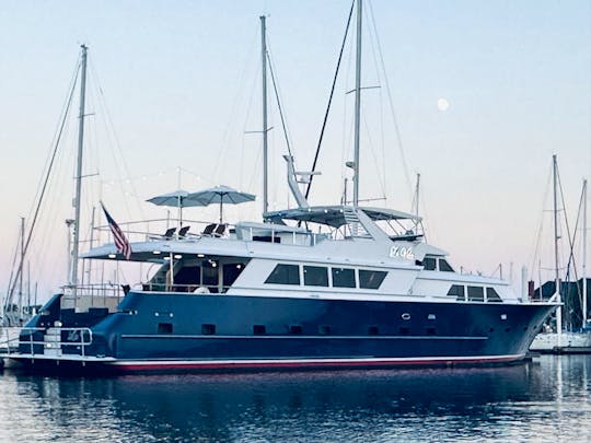 104' Luxury Super Yacht w/Full Crew & Top Deck Jacuzzi