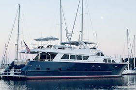 La Vida 104' Luxury Super Yacht w/Full Crew & Top Deck Jacuzzi