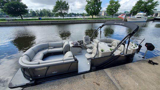 Luxurious 25' Entertainment Pontoon Rental in Montreal West-Island