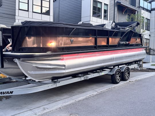 Luxury 25ft Trifecta Tritoon on Lake Okanagan