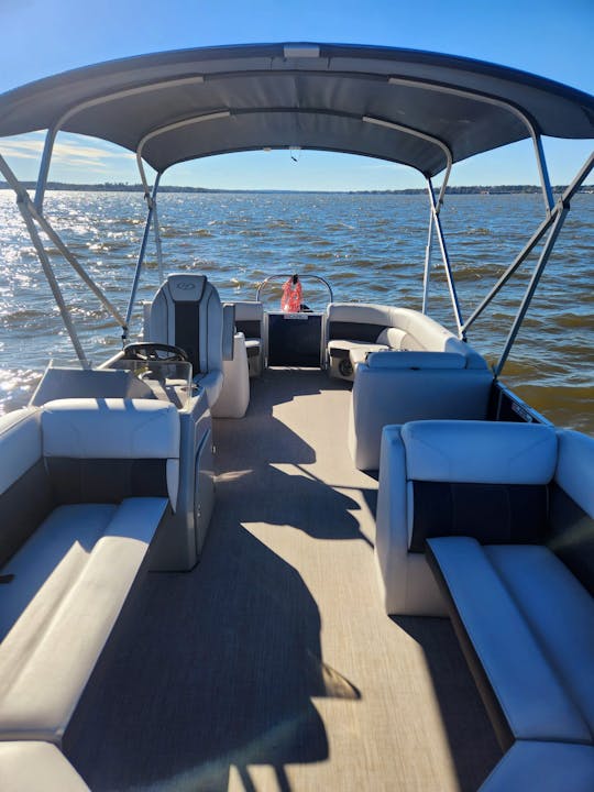 Harris Tritoon para 13 personas en el lago Conroe en Montgomery, Texas