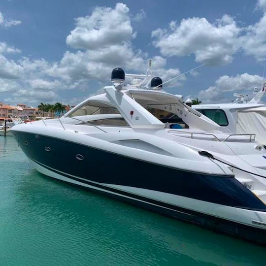 Visit Saona or Catalina island in our 55 feet Sunseeker