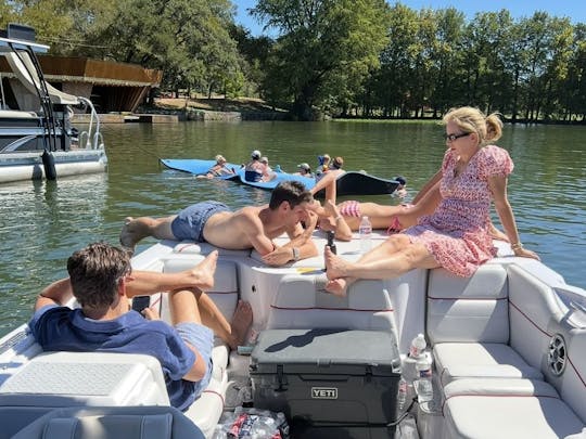 Um dia de sonho no lago começa aqui!! Super Air Nautique no Lago Austin