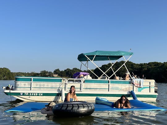 Let the good times roll!! 8 person deck boat with Captain