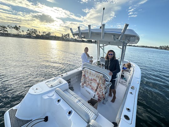 ¡Se alquila un precioso barco con consola central para pesca/crucero en el océano!