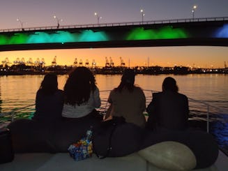 Excursion romantique aux lumières de la ville sur des poufs sur un Bertram de 42 pieds 