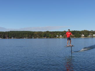 ペンド・オレイユ湖でのEフォイルレンタル