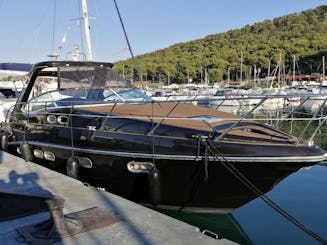 Joli yacht Sealine 38s noir à Trogir, Split