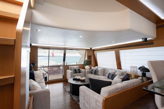 Este 78 Ferretti Power Mega Yacht é incrível com muitos brinquedos aquáticos