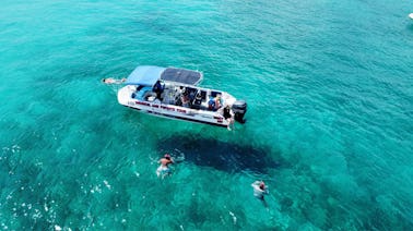 Luxe private snorkeling tour in Aruba - Hurricane Deckboat