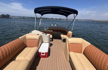 Cruise/Party W Amazing Tritoon 25FT- Nice BT, Captain, Float
