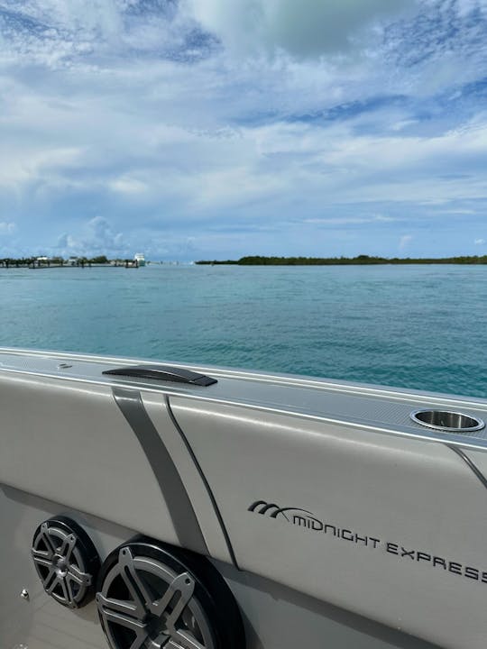 Luxe et sensations fortes sur l'eau : louez le Midnight Express 43' ouvert aux îles TCI