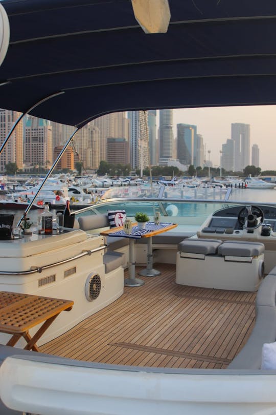Découvrez Dubaï à bord de notre yacht à moteur Liberty de 80 pieds