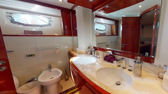 Yacht de luxe Majesty de 88 pieds : idéal pour les charters de longue et courte durée à Dubaï