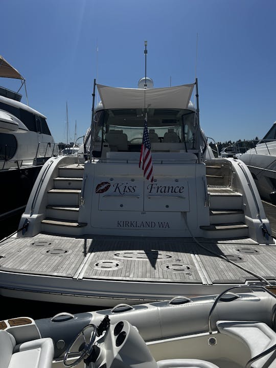 Capitão Charter no elegante Sea Ray Hardtop Sundancer de 60 pés em Lake Washington