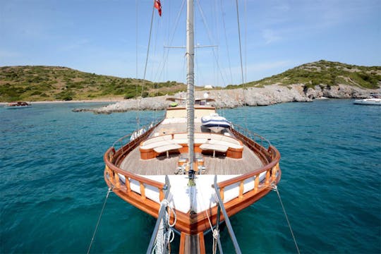 Crucero azul por el Mediterráneo con yate de lujo