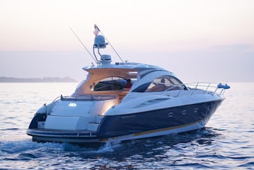 Experiencia exclusiva en un lujoso yate Sunseeker de 55 pies en Cabo 