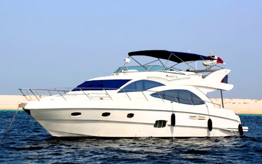 Aluguel de iate de luxo de 60 pés na Marina de Dubai — ideal para grupos de 20 convidados
