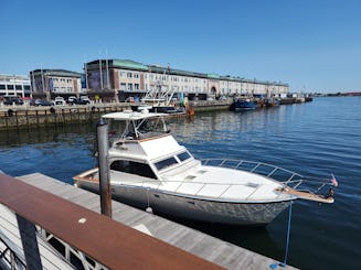 Frete em um iate pós-marinho de 42 pés em Boston, Massachusetts