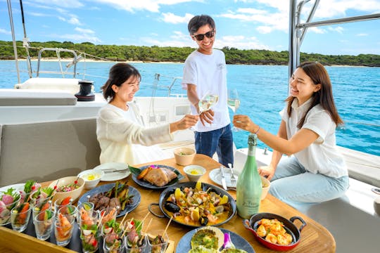 ¡Un día de crucero en Okinawa en un catamarán de lujo!