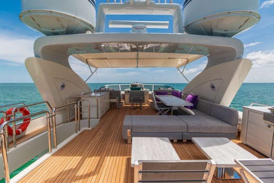 Oferta definitiva! Iate Azimut de 103 pés para alugar em Miami, Flórida.